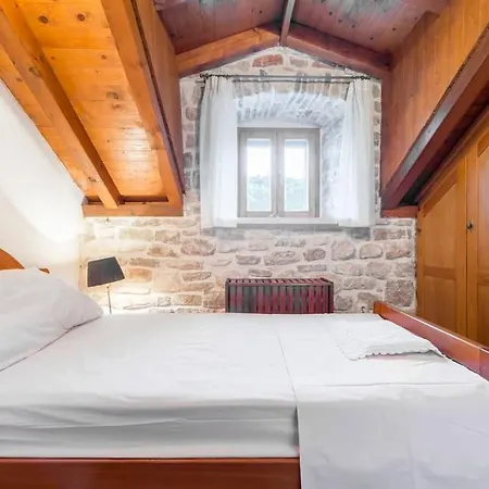 Stone House Mornar Near Stomorska